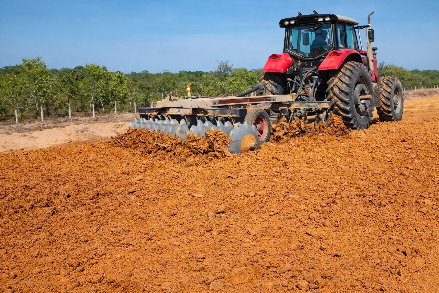 Aplicação e compactação em processo de estabilização de solo